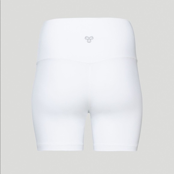 White Aritzia TNA shorts 7” in white - Picture 4 of 5